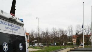 Minuto di silenzio municipio Giussano. Presente sindaco, capo polizia locale e Croce Bianca Giussano.