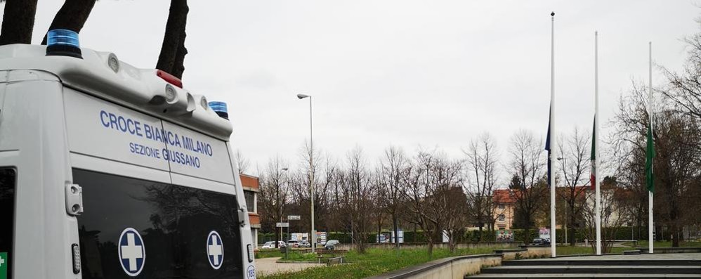 Minuto di silenzio municipio Giussano. Presente sindaco, capo polizia locale e Croce Bianca Giussano.