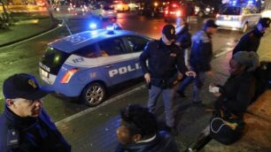 Agenti nei pressi della stazione ferroviaria di Monza