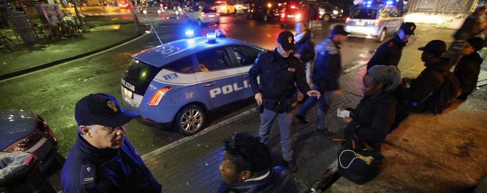 Agenti nei pressi della stazione ferroviaria di Monza