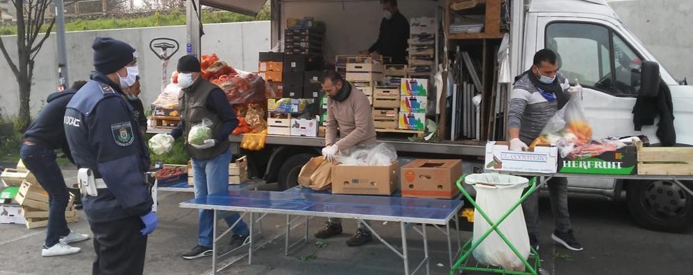 La divisione della merce a San Rocco con la polizia locale