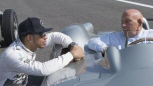 Anno 2015: Lewis Hamilton e Stirling Moss con due Mercedes d’epoca sulla pista di Monza