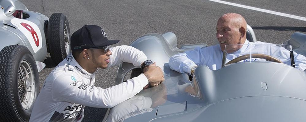 Anno 2015: Lewis Hamilton e Stirling Moss con due Mercedes d’epoca sulla pista di Monza