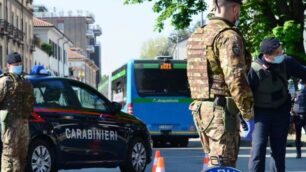 Un controllo di carabinieri e contingente dell’esercito