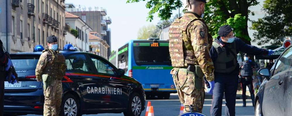 Un controllo di carabinieri e contingente dell’esercito