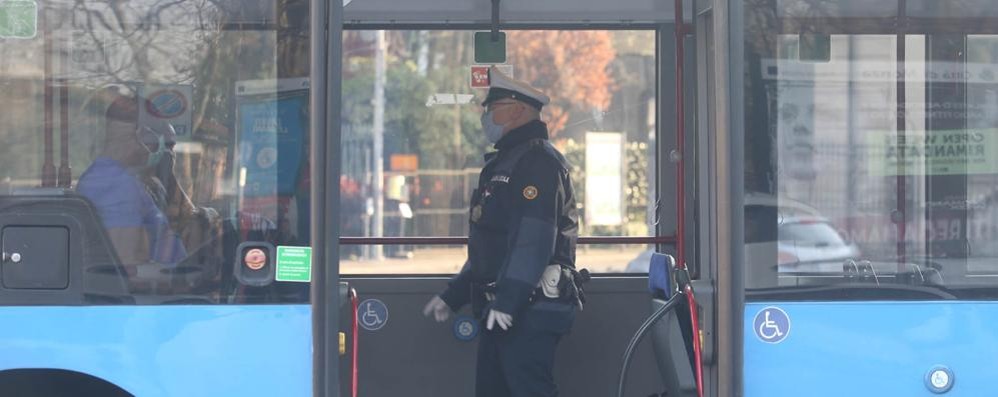 Controlli della polizia locale a Monza nei giorni dell’epidemia Covid-19