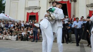 Palio degli zoccoli 2017: Desio, Francesco Graffeo di San Pietro del Dosso, abbraccio tra i vincitori