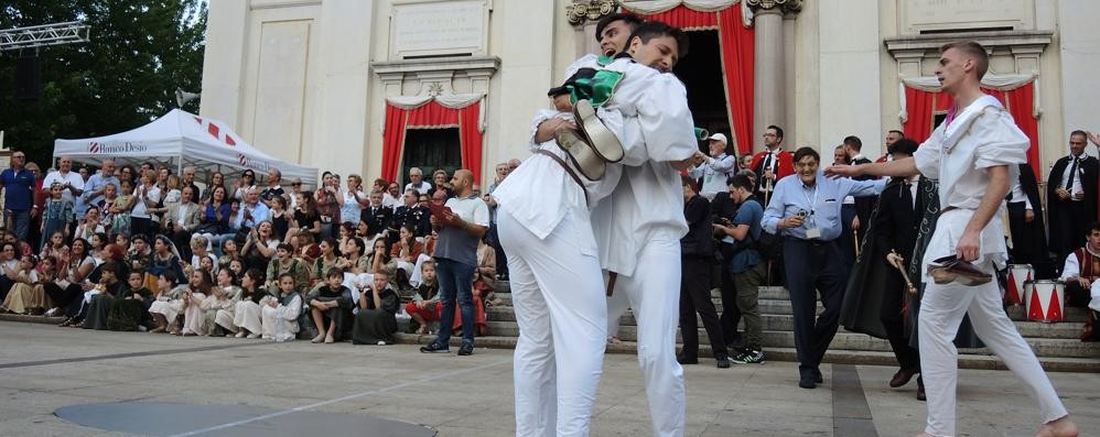 Palio degli zoccoli 2017: Desio, Francesco Graffeo di San Pietro del Dosso, abbraccio tra i vincitori