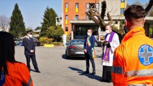Benedizione residenza amica, croce bianca Giussano. Alla presenza del sindaco Marco Citterio, del parroco don Sergio Steven e del capo della Polizia locale Martino De Vita.