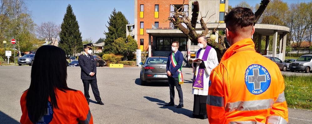 Benedizione residenza amica, croce bianca Giussano. Alla presenza del sindaco Marco Citterio, del parroco don Sergio Steven e del capo della Polizia locale Martino De Vita.