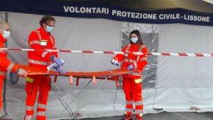Lissone Croce verde al lavoro vicino tenda Protezione civile