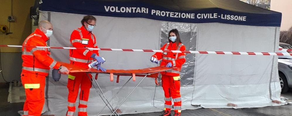 Lissone Croce verde al lavoro vicino tenda Protezione civile