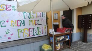 Monza, gazebo solidale a San Fruttuoso: una delle iniziative spontanee di aiuto a chi ha bisogno nate in città