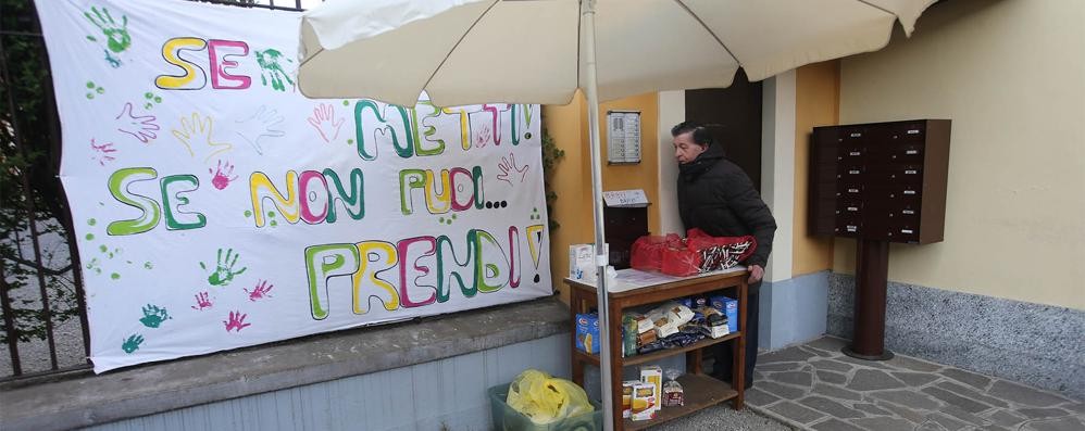 Monza, gazebo solidale a San Fruttuoso: una delle iniziative spontanee di aiuto a chi ha bisogno nate in città