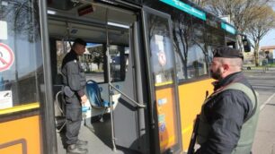 Controlli dei carabinieri a Monza