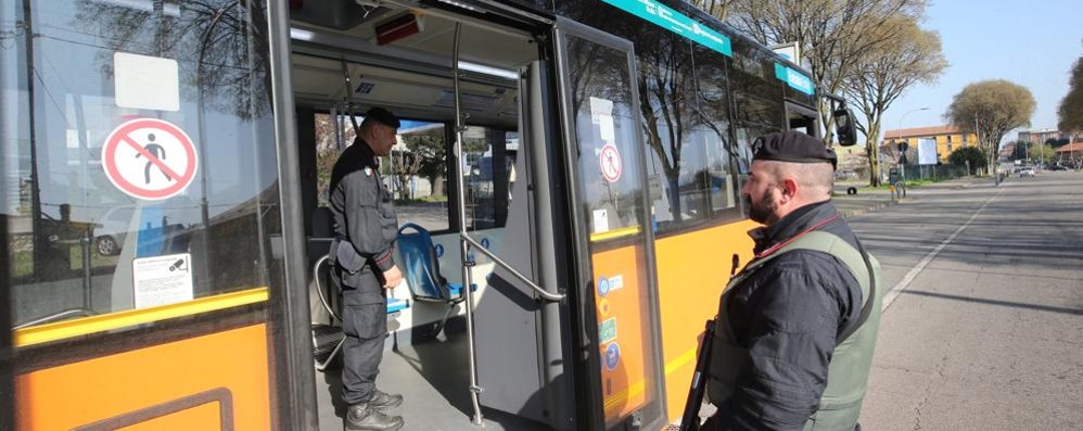 Controlli dei carabinieri a Monza