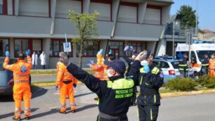 Coronavirus saluto istituzioni, forze ordine, associazioni all'ospedale di Carate Brianza domenica 5 aprile 2020