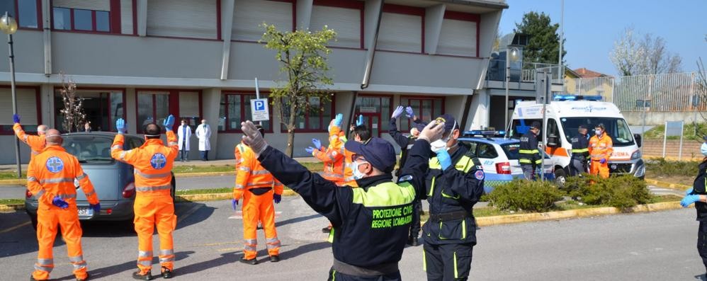 Coronavirus saluto istituzioni, forze ordine, associazioni all'ospedale di Carate Brianza domenica 5 aprile 2020