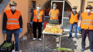 Coronavirus: gli alpini di Macherio consegnano i prodotti dell'Azienda Agricola Cascina Marianna di Biassono ai macheriesi in difficoltà