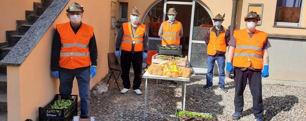 Coronavirus: gli alpini di Macherio consegnano i prodotti dell'Azienda Agricola Cascina Marianna di Biassono ai macheriesi in difficoltà