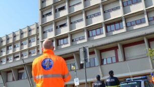 Coronavirus, le foto del saluto all’ospedale di Carate Brianza