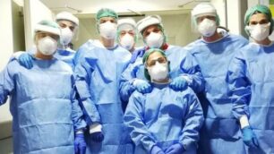 Alcuni sanitari della terapia intensiva di Vimercate nella foto pubblicata da Massimiliano Capitanio