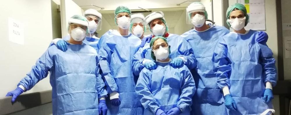 Alcuni sanitari della terapia intensiva di Vimercate nella foto pubblicata da Massimiliano Capitanio