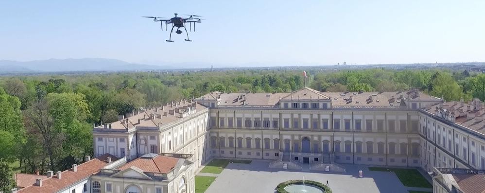 Il volo del drone sulla Villa Reale