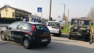 Un posto di controllo di carabinieri e militari dell’esercito