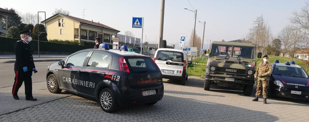 Un posto di controllo di carabinieri e militari dell’esercito