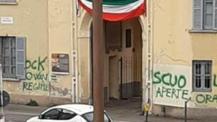 Coronavirus Vimercate scritte su Comune, Palazzo Trotti - foto pagina Facebook Forza Italia Vimercate