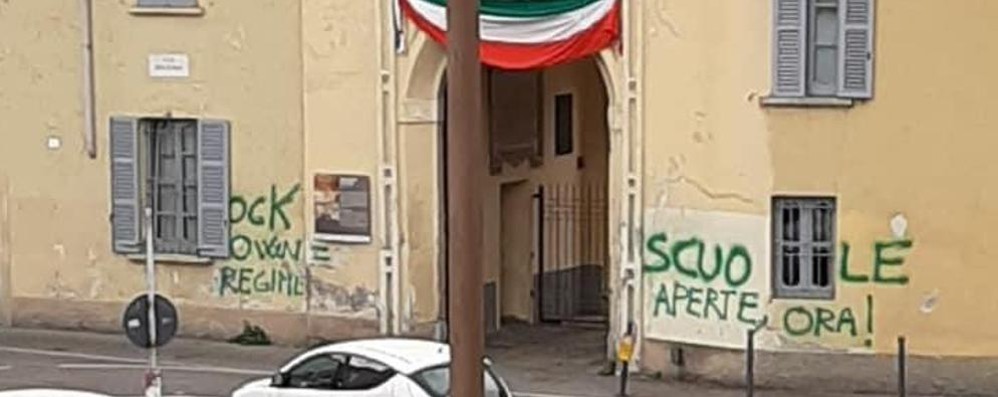 Coronavirus Vimercate scritte su Comune, Palazzo Trotti - foto pagina Facebook Forza Italia Vimercate