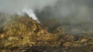 Una delle rotoballe incendiate