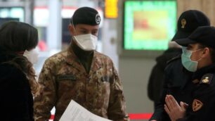 Controlli e mascherine in stazione a Milano