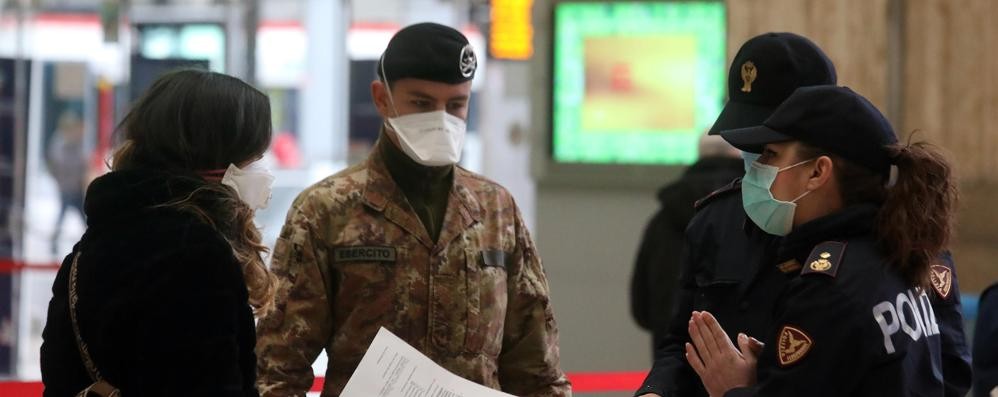 Controlli e mascherine in stazione a Milano