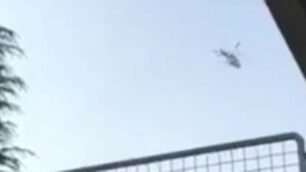 L’elicottero in volo a Lentate