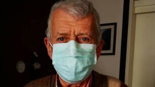 Lissone: tappezziere Gino Crotti a 82 anni fa mascherine con macchina da cucire