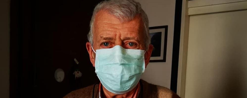 Lissone: tappezziere Gino Crotti a 82 anni fa mascherine con macchina da cucire