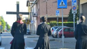 La Via Crucis per le strade della cittàFoto Gianni Radaelli