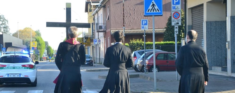 La Via Crucis per le strade della cittàFoto Gianni Radaelli