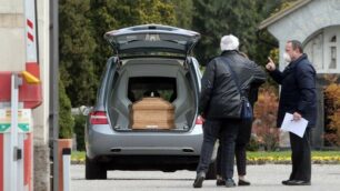 Un feretro al cimitero di Monza ai tempi del coronavirus