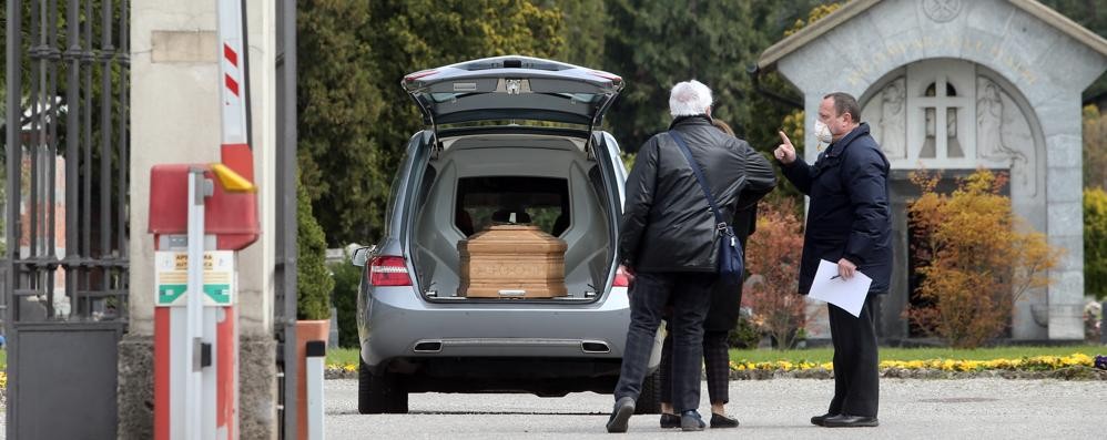 Un feretro al cimitero di Monza ai tempi del coronavirus