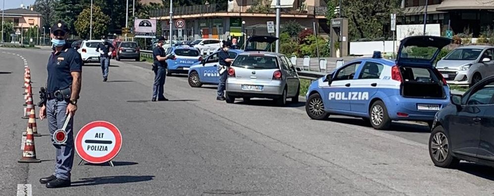 Il posto di controllo della polizia a Monza