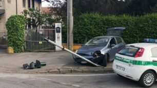 Il palo del semaforo abbattuto a Nova