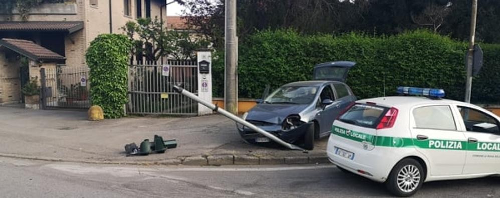 Il palo del semaforo abbattuto a Nova