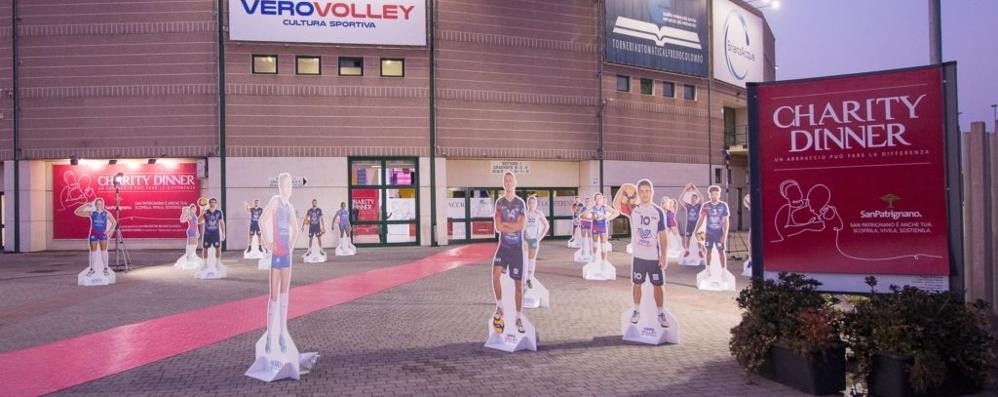 Candy Arena, esterni, con i cartonati dei giocatori di Saugella Monza e Vero Volley Monza