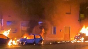 Le auto in fiamme a Triuggio