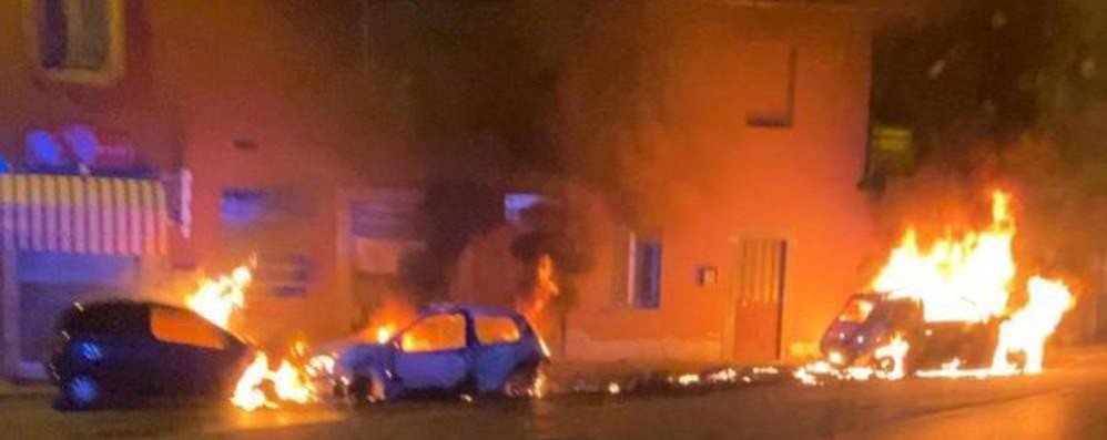 Le auto in fiamme a Triuggio