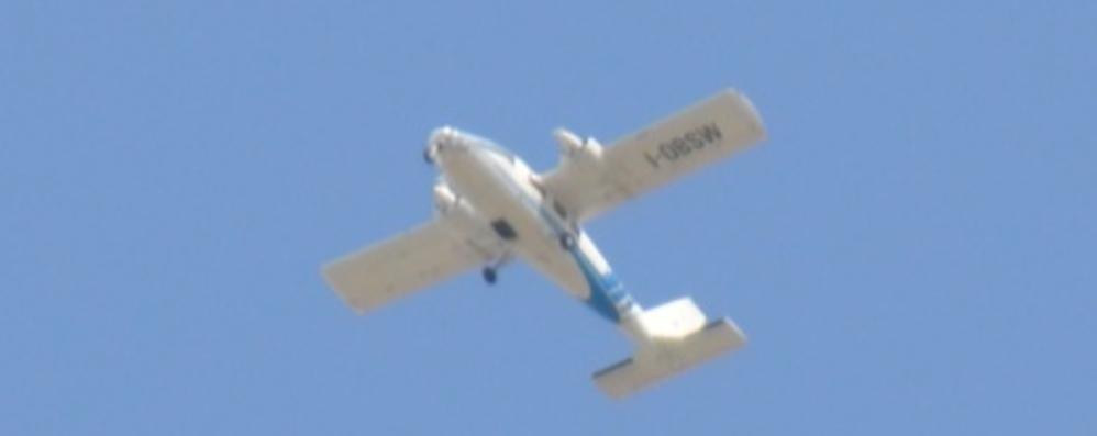 L’aereo Partenavia P68 in volo
