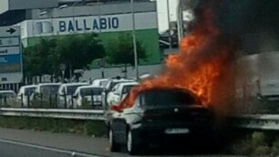 L’auto andata in fiamme in Valassina